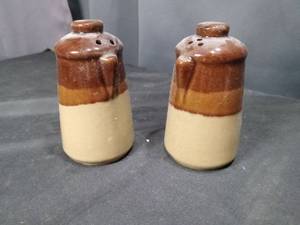 lot 4630 image: Brown and Cream Ceramic Salt and Pepper Shaker Set