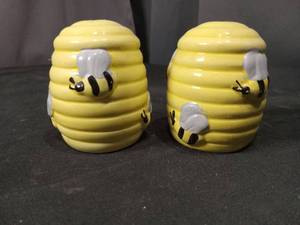 lot 4631 image: Ceramic Beehive Salt and Pepper Shakers Set