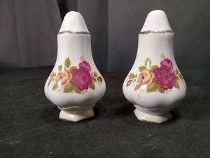 lot 4634 image: Floral Salt and Pepper Shakers Set