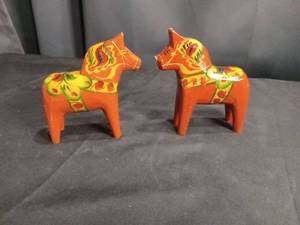 lot 4559 image: Swedish Dala Horse Figurines Set with Labels