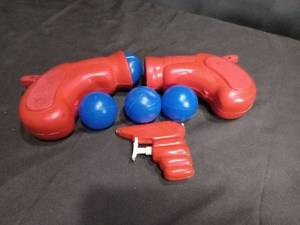 lot 4560 image: Rubber toys guns and water pistol