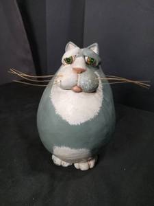 lot 4591 image: Ceramic Fat Cat Figurine with Whiskers