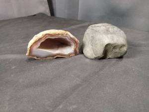 lot 4600 image: Natural Agate Geode and Fossil Specimens