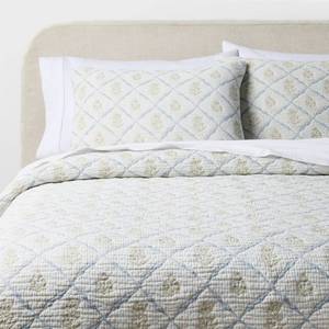 lot 9342 image: King Reversible Lightweight Matelasse Quilt and Cottage Floral Green - Threshold - Retail $79