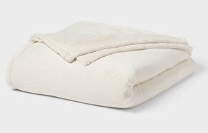 lot 9356 image: FullQueen Super Soft Ultra Plush Blanket Ivory - Threshold - Retail $40