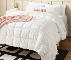 lot 9357 image: FullQueen Box Stitch Puffer Comforter Ivory for Dorm - Room Essentials - Retail $45