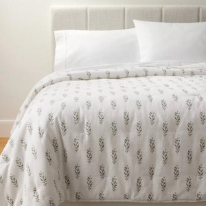 lot 9387 image: Threshold King Comforter White with Green Branches