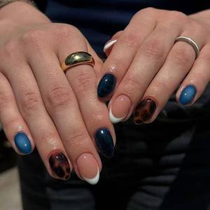 lot 14303 image: IMSOHOT Oval Press on Nails Short Fall Fake Nails Blue Ombre, Brown Amber Designs Glossy Round Acrylic Glue on Nails French Tips False Nails