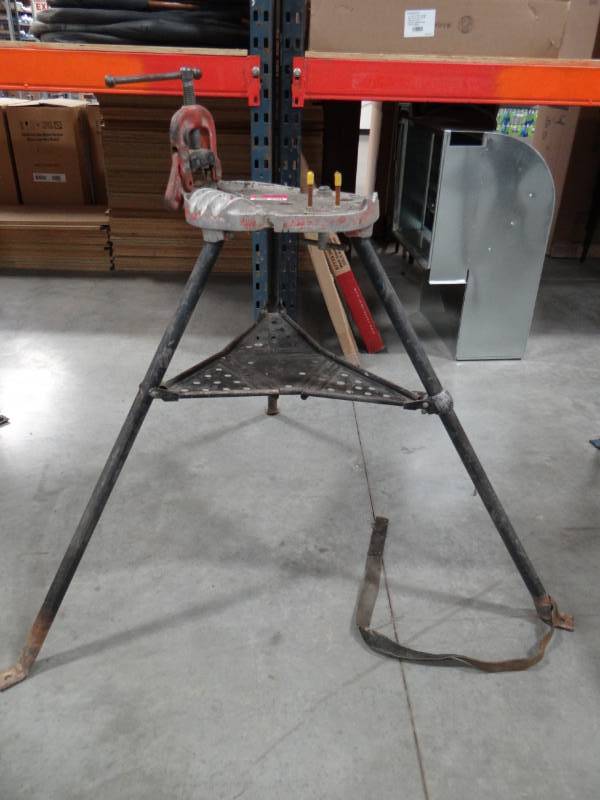 lot 3566 image: Ridgid Tri Stand No 40A