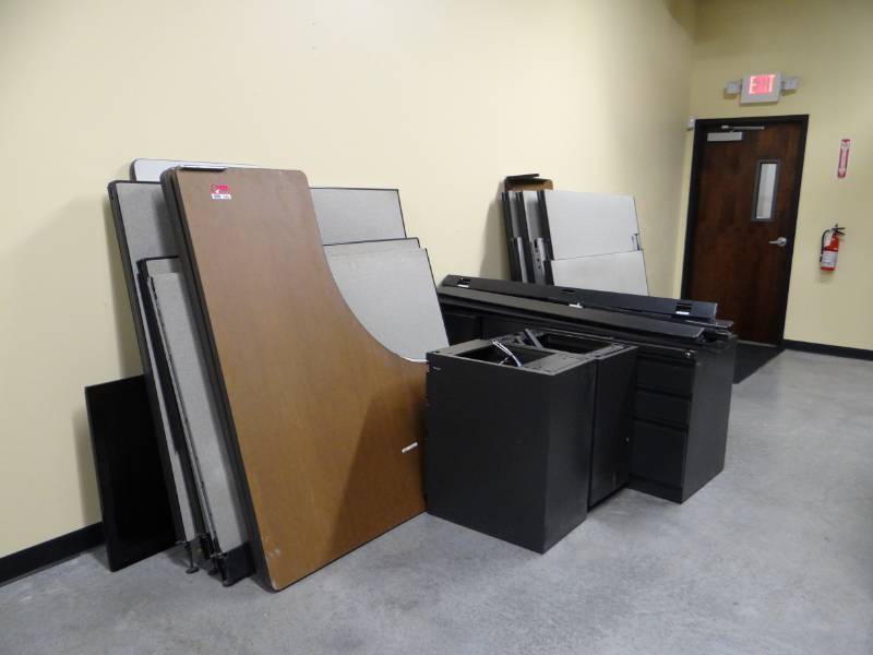 lot 3666 image: Lot Of Office Partitions W 3 Desk