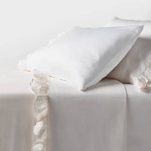 lot 9414 image: Queen 400 Thread Count Performance Sheet Set Ivory with Eyelet Ruffle Hem - Threshold - Retail $55