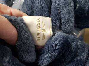 lot 9479 image: Threshold Microplush King Size Blanket - Blue - Retail $15