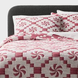 lot 9490 image: King Matelasse Christmas Quilt Set Red - Threshold - Retail $69