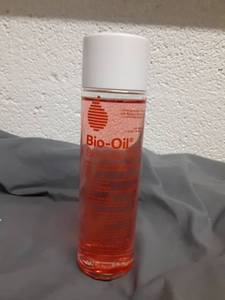 lot 432 image: Bio-Oil Skincare Body Oil Serum, Face and Body Moisturizer with Vitamin E & A, for Scars, Stretch Marks, Sensitive Skin, All Skin Types, Dermatologist Recommended, Non-Comedogenic, 6.7 Oz - Retail $30