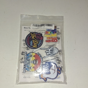 lot 3561 image: 5 PIECE FUNNY BADGE ROD RETRACTABLE FUNNY OFFICE WORK ACCESSORIES