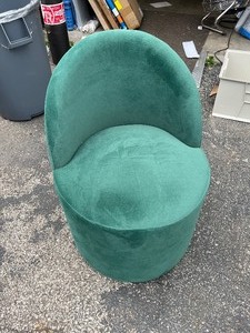 lot 25 image: Beautiful Comfortable Green Chair - sm shipping blemish on Backbottom see images