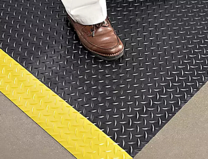 lot 34 image: Diamond Plate Mat - 916 thick, 3 x 5, BlackYellow Retails $145