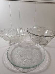 lot 126 image: Clear Pressed Glass Serving Bowl and Plate Set with Floral Pattern