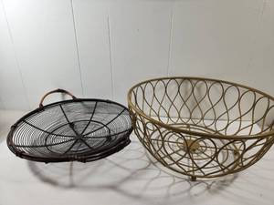 lot 127 image: Wire Basket Set with Handles and Decorative Bowl