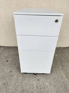 lot 188 image: White 3-Drawer Mobile Filing Cabinet with Lock