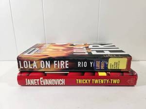lot 336 image: Janet Evanovich and Rio Youers Book Bundle