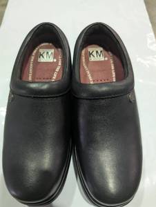 lot 75014 image: Kingston McKnight Black Leather Professional Clogs (Size 7)