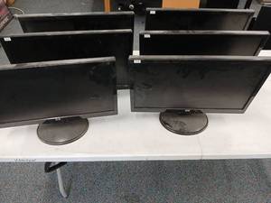 lot 62004 image: HP LCD Computer Monitors with Stands
