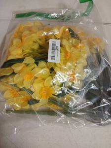 lot 29514 image: SNAIL GARDEN 2 Bunches 120 Blooms Artificial Daffodils, 18.9Silk Narcissus, Faux Daffodils for Home Garden Office Wedding Party Decor, DIY Flower Arrangements - Retail $19