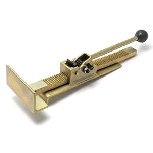 lot 32346 image: QWORK Flooring Jack Ratcheting Alignment Tool for Hardwood Installation, Edge Tightening & Board Straightening - Retail $48