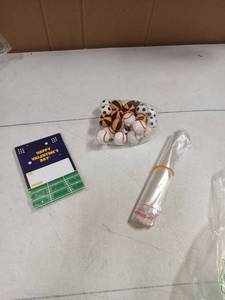 lot 32383 image: Sports valentines  - Retail $10