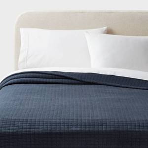 lot 9530 image: King Jersey Quilt Dark Navy Blue - Threshold Knitted Coverlet - Retail $99