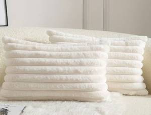 lot 9638 image: 2 PACK Standard Pillow Cases Faux Fur White