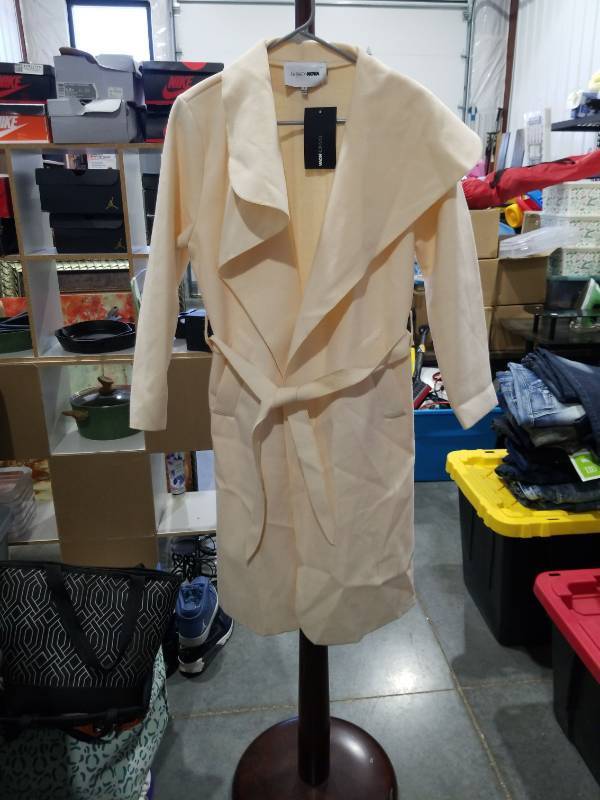 lot 4500 image: Fashion Nova Coat Size Small