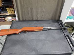 lot 3983 image: Lion Brand Air Gun with Wood Stock