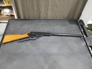 lot 3984 image: Daisy BB Gun Air Rifle with Buck Logo