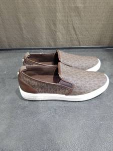 lot 4781 image: A PAIR OF FASHION SHOES SIZE 7