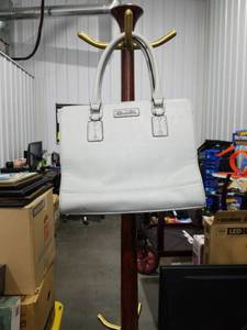 lot 4913 image: Nine West White Leather Handbag with Geometric Pattern Lining