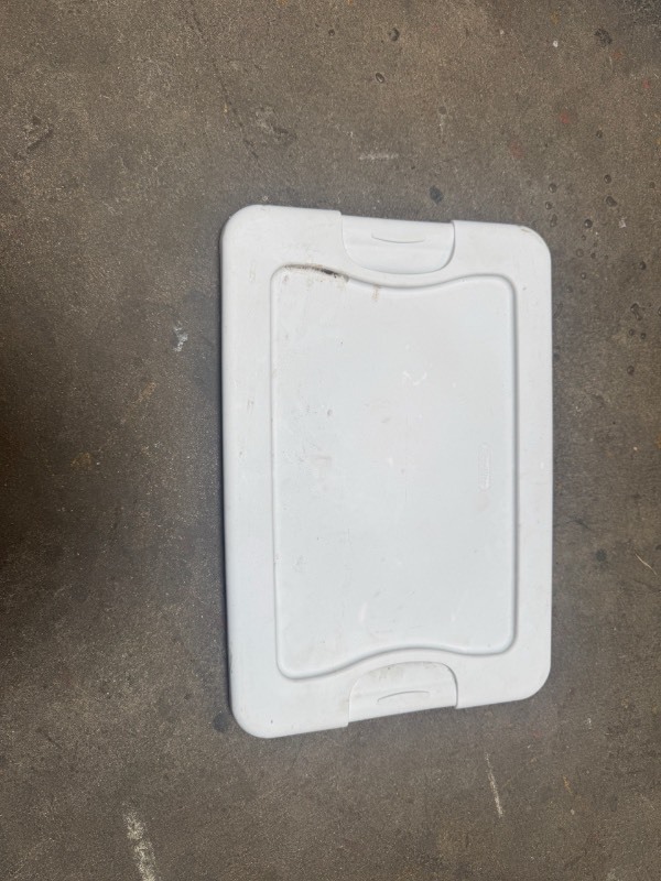 lot 5127141 image: White Sterilite lid for 15 quart  - Retail $1