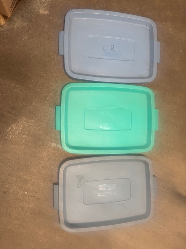 lot 5127147 image: Rubbermaid Roughneck 3 different colors 22 inches x 16 inches  - Retail $5