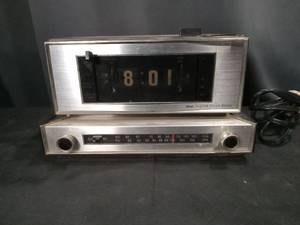 lot 4381 image: Arvin Digital Clock Radio AMFM Wood Case