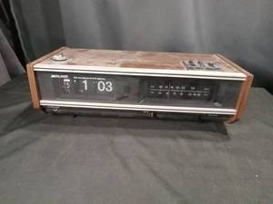 lot 4382 image: Midland FM AM Solid State Digital Clock Radio