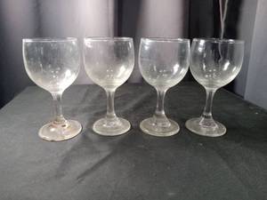 lot 4400 image: Clear Glass Wine Goblets Set of 4