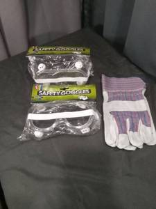 lot 4529 image: Safety Goggles and Work Gloves Set