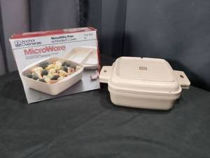 lot 4532 image: Anchor Ovenware MicroWaire Versatility Pan with Divided Cover 1 Qt