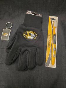 lot 4969 image: Missouri Tigers Work Gloves with Keychain and Toothbrush Set