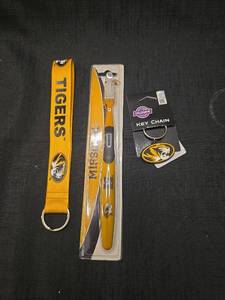 lot 4970 image: Missouri Tigers NCAA Team Gift Set - Lanyard, Toothbrush, and Keychain