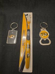 lot 4972 image: Missouri Tigers toothbrush & Keychains