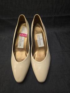 lot 5005 image: Naturalizer Soft Shoes Beige Leather Pumps size 7