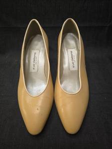 lot 5008 image: Liz Claiborne Tan Leather Low Heel Pumps