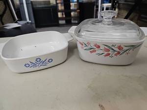 lot 25378 image: Set of vintage CorningWare casserole dishes